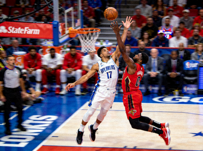 NBA总决赛G7比赛中球员激烈对抗争夺篮板的紧张瞬间